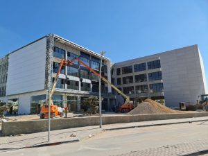 אתר בנייה, בניין משרדים, מנוף הרמה, חיפוי חזית