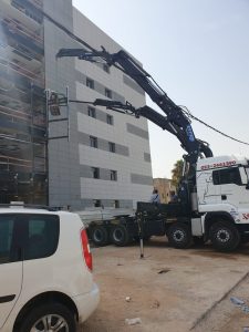 מנוף משאית, עבודות בנייה, פועלים באתר, בניין מודרני